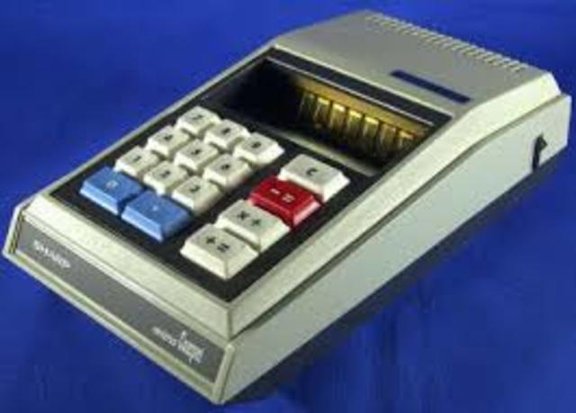 Se popularizo el uso de las primeras calculadoras de bolsillo y surge la solución de los errores cometidos con bolígrafos y máquina de escribir gracias a la aparición del corrector liquido