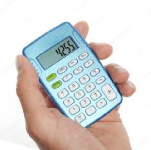 La calculadora de mano.