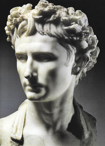 Octavi August es proclama emperador