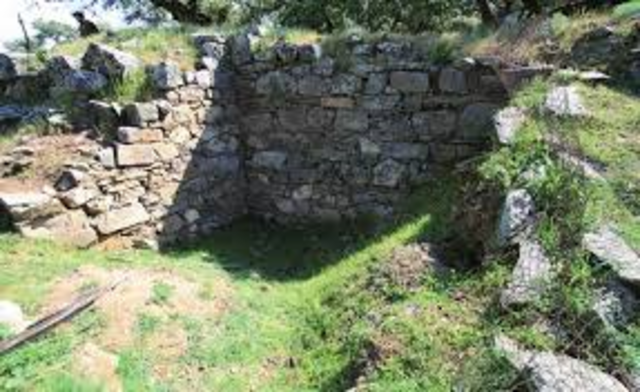 2500 a.C: Asentamientos fortificados.