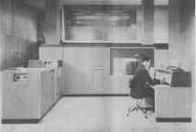 IBM CREA DOS COMPUTADORAS UNA LA  IBM 650 Y  IBM 305 RAMAC