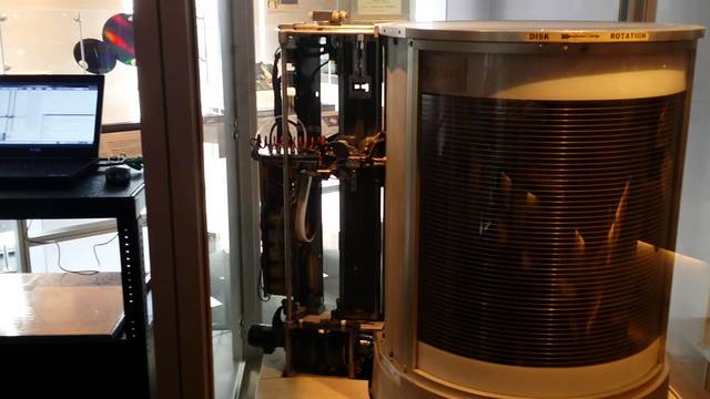 IBM crea el primer sistema de disco magnético RAMAC