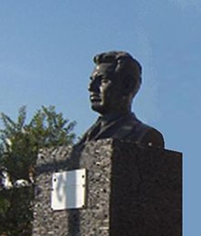 Moisés Sáenz Garza (El Mezquital, Apodaca, Nuevo León; 16 de febrero de 1888 - Lima, Perú; 24 de octubre de 1941). 2. La escuela social de Moisés Saenz: entre el humanismo vasconcelista y la educación socialista.