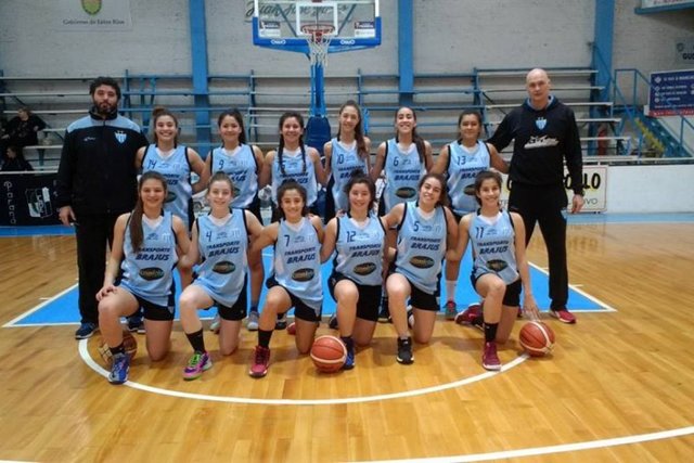 ¿cuando se empezó a jugar basquet femenino?