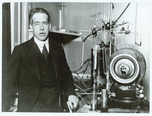 Bohr gana el premio Nobel