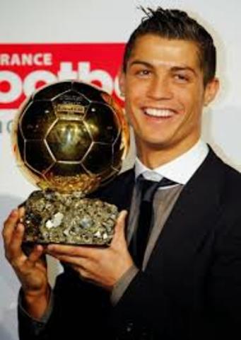 Es galardonado con el Balón De Oro.