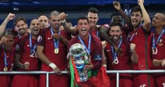 Gana la Eurocopa con Portugal.