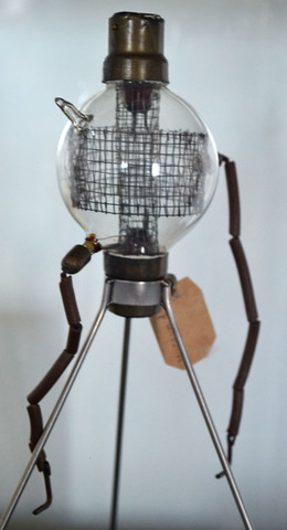 Первая электронная лампа