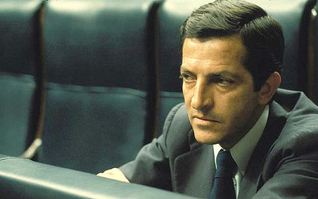 El rey le concede un título.