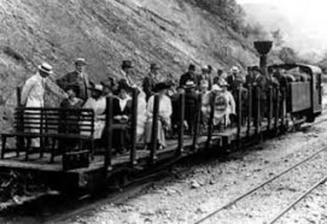 servicio de los habitantes el tranvía de mulas, también conocido como el de sangre.