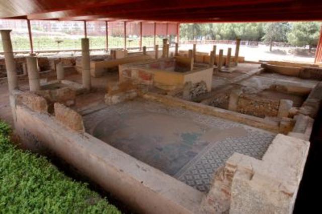 Se construyeron las típicas  casas romanas, como la casa del Mitreo.