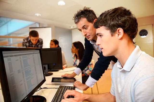 Era de la capacitación orientada en el instructor