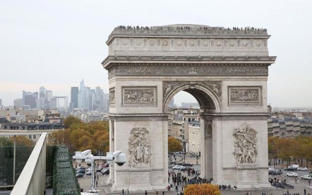 Fin de la construction de l'Arc de Triomphe
