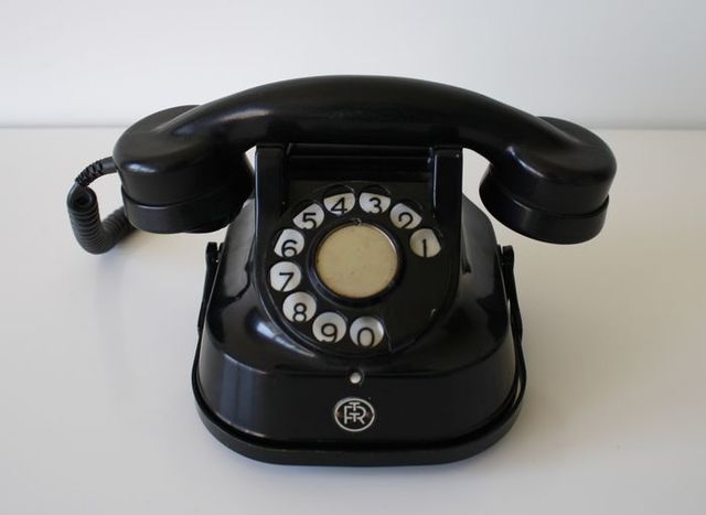 TECNOLOGIA: Incorporació de telèfons de baquelita