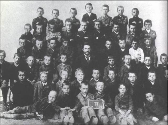 Young Hitler finishes primary school