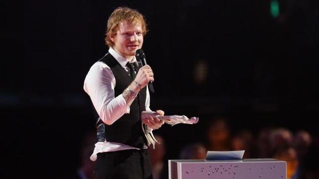 Godine 2012. osvaja Brit Award za najboljeg britanskog muškog solo umjetnika.