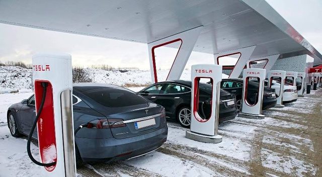 Instalación de estaciones de carga de automóviles Tesla en varios países.
