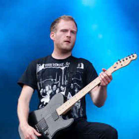 El guitarrista abandona el grupo.