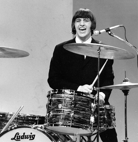 Присоединение Ринго Старра и первый контракт The Beatles