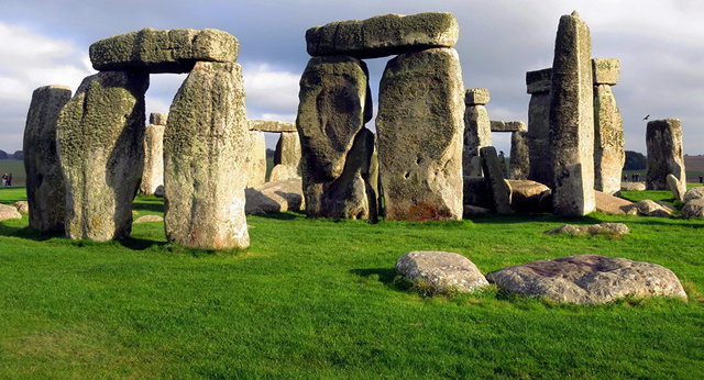 Stonehenge (built 3000 - 2000 BC; central til 1300 BC)