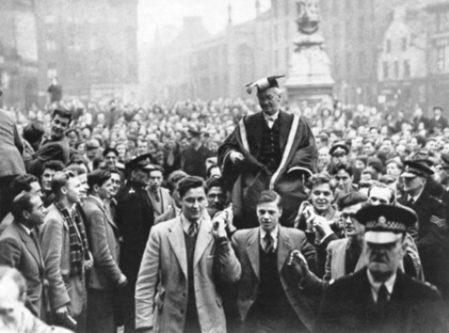 Obtiene su titulo de Medico.