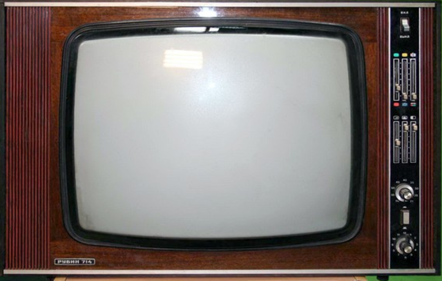 TELEVISIÓN A BLANCO Y NEGRO