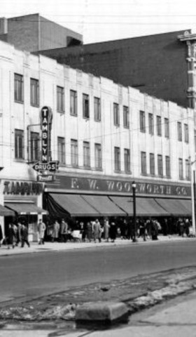 1° tienda con exhibición de productos