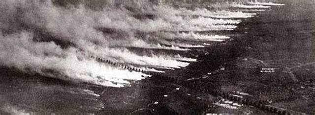 German army fires Chlorine gas in Ypres