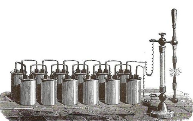 Carbon-arc lamp invented