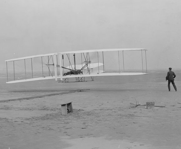 Siglo XX - Primer vuelo de avión con motor