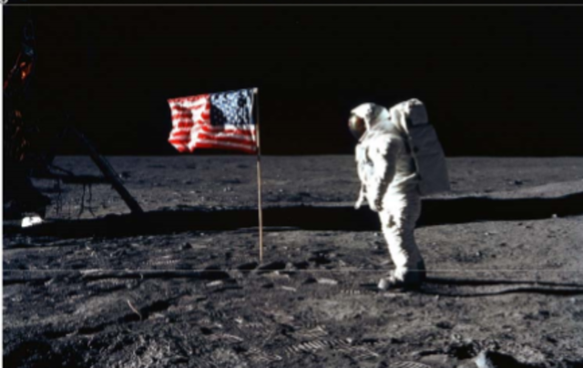 Hombre llega a la luna luna.