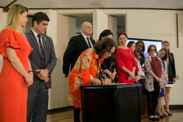 DEL INDIVIDUO A LA FAMILIA/HOGAR