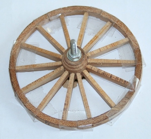 Uitvinding van het eerste wiel met spaken