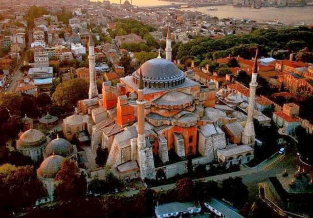 Ανέγερση του ναού από τους αρχιτέκτονες:Ανθέμιο και Ισίδωρο