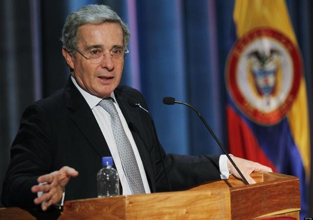 Alvaro Uribe asume la presidencia de Colombia