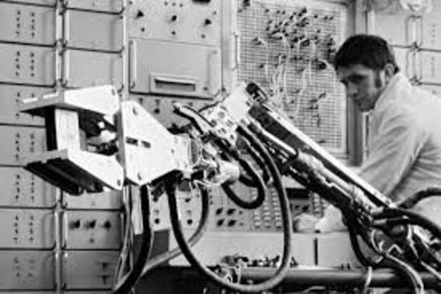 Trallfa, una firma noruega, construyó e instaló un robot de pintura por pulverización.