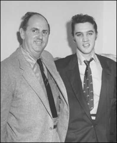 Elvis signs a management contract