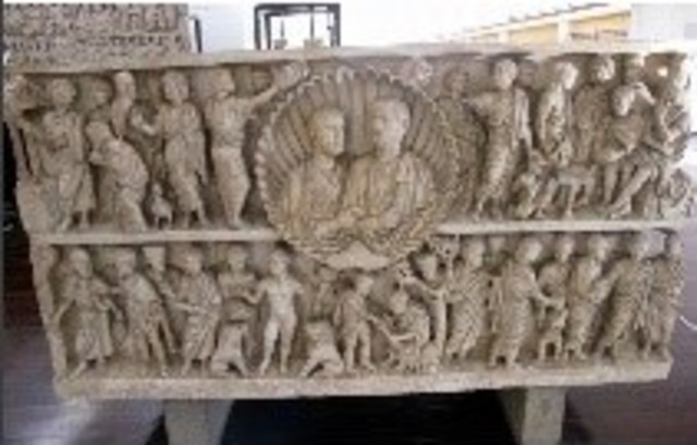 Sarcophage à double registre et « imago clipeata »,