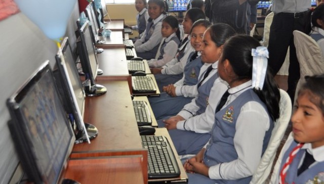 Computadores en los colegios y universidades.