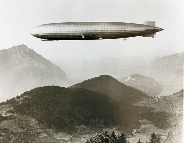 Tyskland bomber London med zeppelinere. Dette ble gjort for å ødelegge industrien deres