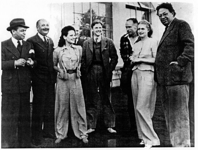 Paulette Goddard and Irene Bohus are principal guests at cocktail party