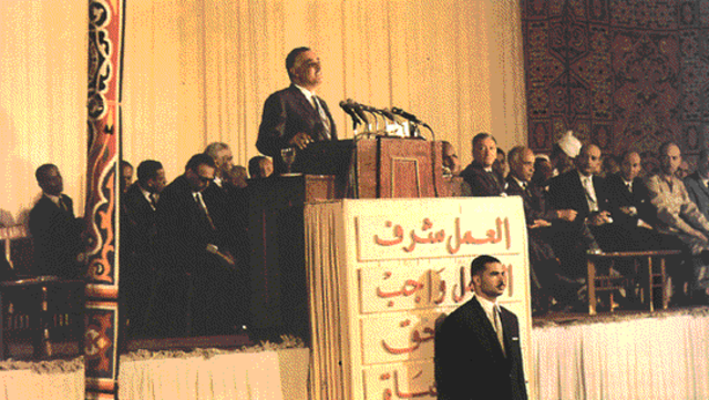 Gamal Abdel Naser nacionaliza el Canal Del Suez. Lo que desencadena la intervención/guerra con Israel, Francia e Inglaterra