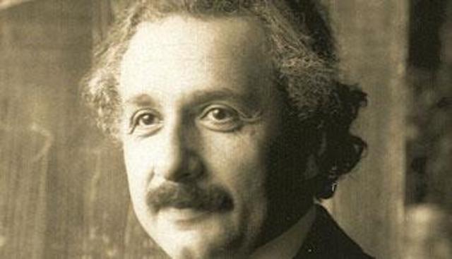 1905: Einstein publica la teoría de la Relatividad