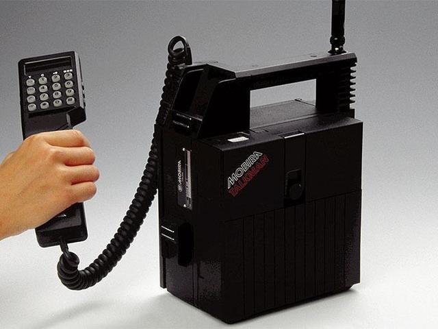 Aparece el Mobira Talkman, aumentando el tiempo disponible para conversaciones que había impuesto el DynaTAC.