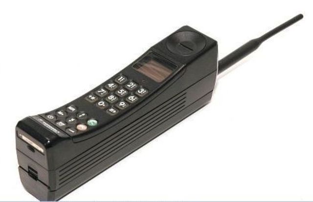 El Motorola International 3200 aparece como el primer teléfono móvil digital que usó la tecnología 2G.