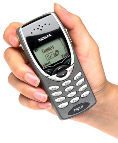 El Nokia 8260 fue otro de los equipos que perteneció al formato “CandyBar” igual que el 6160 y el 3210, a diferencia de su antecesor este era más liso, fue introducido en el año 2000, aproximadamente 10cm y 113 gramos de peso.