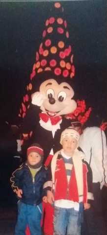 Conozco a mi nuevo hermano (  I know my brother )