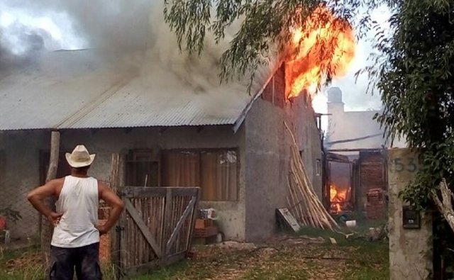 Queme el patio trasero de una casa