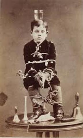 NO EXISTE OTRO SER MENOS INVISIBLE EN LA HISTORIA DE LA INFANCIA QUE EL NIÑO