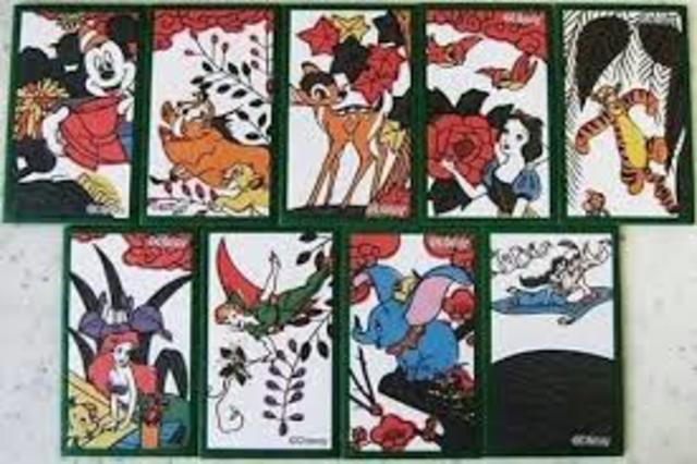 La empresa empieza a vender cartas con personajes de Walt Disney impresos, abriendo un nuevo mercado en barajas para niños.